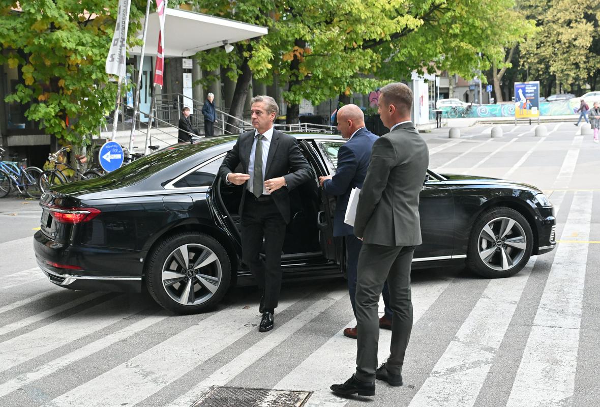 Ukom preiskuje kršitve pri izplačilih varnostnikom premierja