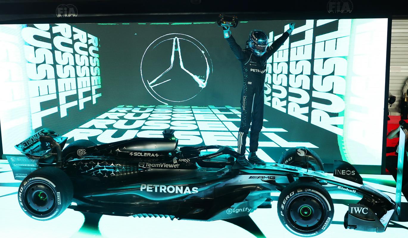 Russell osvojil prvo startno mesto v Singapurju, Verstappen drugi