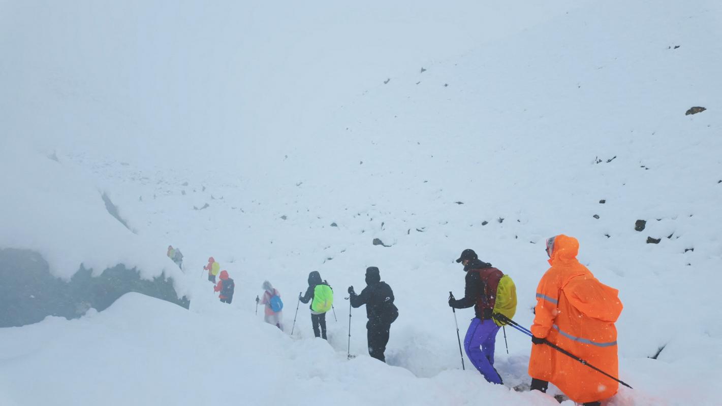 Na Mount Everestu več sto turistov obtičalo v snežni nevihti