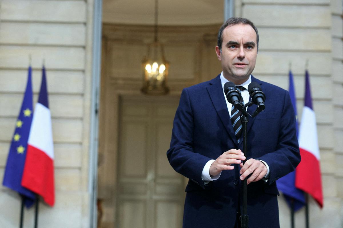 Francoski premier Sebastien Lecornu odstopil