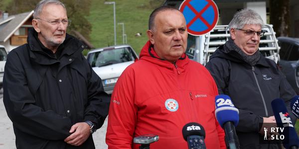 Gorski reševalci pod Toscom iščejo dva hrvaška planinca, ki ju je zasul plaz