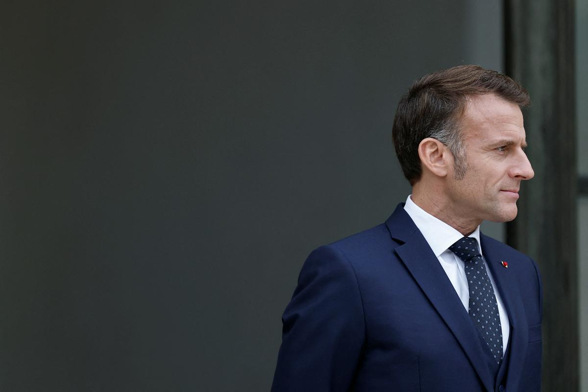 Macron išče izhod iz politične krize s sestanki in imenovanjem novega premierja