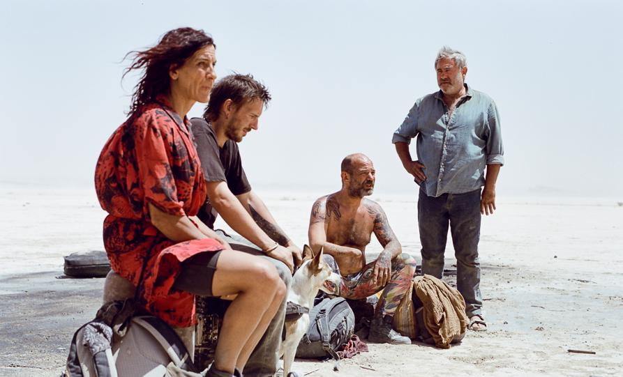 Insajderski namigi: od puščavske rejverske epopeje do lahkotnejše grozljivke z morskimi psi