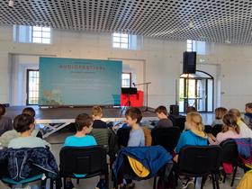 Interpretacija pravljice v oddaji Lahko noč, otroci! na Avdiofestivalu 2025. Foto: Tanja Mojzer