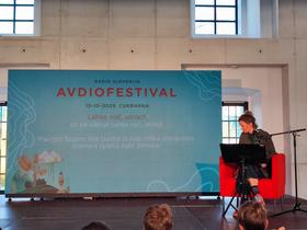 Interpretacija pravljice v oddaji Lahko noč, otroci! na Avdiofestivalu 2025. Foto: Tanja Mojzer