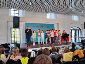 Otroci iz OŠ Poljane na Avdiofestivalu 2025. Foto: Tanja Mojzer