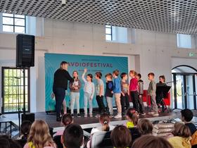 Otroci iz OŠ Poljane na Avdiofestivalu 2025. Foto: Tanja Mojzer