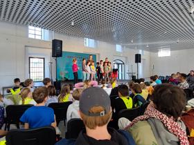 Ajda Smrekar in otroci iz OŠ Poljane na Avdiofestivalu 2025. Foto: Tanja Mojzer