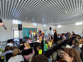 Ajda Smrekar in otroci iz OŠ Poljane na Avdiofestivalu 2025. Foto: Tanja Mojzer