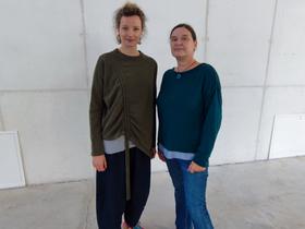 Igralka Ajda Smrekar in urednica oddaje Lahko noč, otroci! Alja Verbole. Foto: Tanja Mojzer