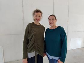 Igralka Ajda Smrekar in urednica oddaje Lahko noč, otroci! Alja Verbole. Foto: Tanja Mojzer