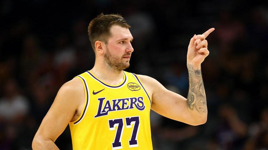 Dončić se je izkazal na svoji prvi tekmi, Lakersi izgubili pri Phoenixu