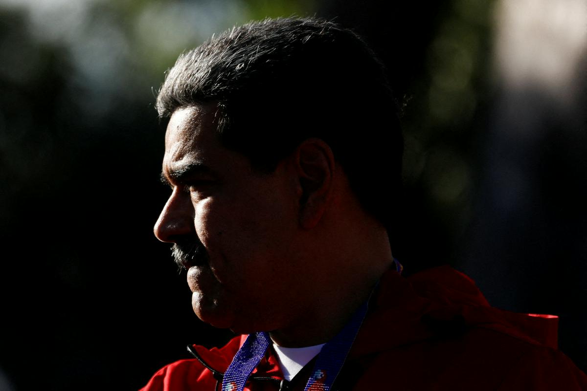 Trump odobril operacije CIE v Venezueli. Maduro ZDA obtožuje poskusa državnega udara.