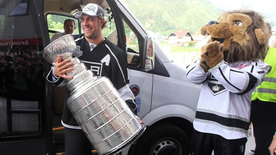 2012: Anže Kopitar v domovino pripeljal Stanleyjev pokal