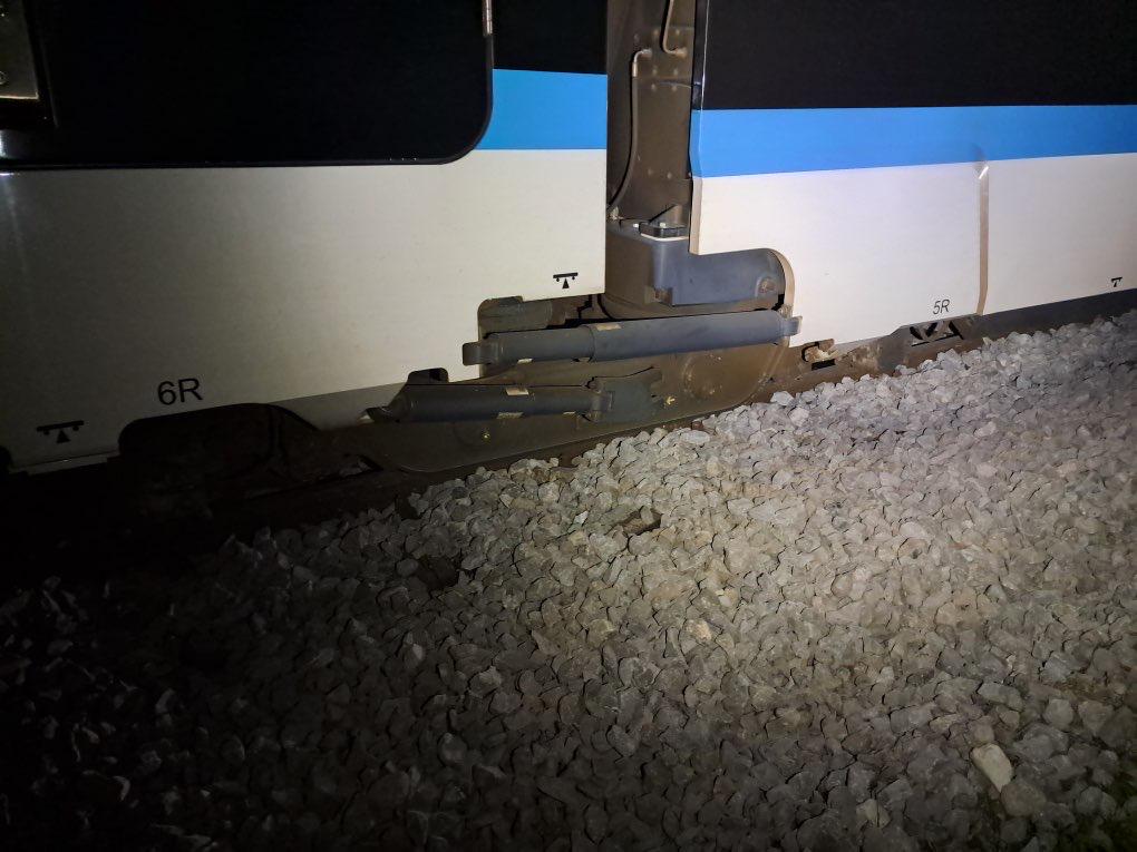 Zaradi poškodovanj železniških tirov pridržan 34-letni moški. Policija: Gre za dejanja posameznika.