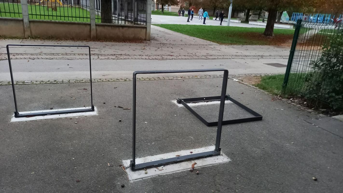Po smrti psičke v Kranju preverjajo nevarnost tehničnih ovir, ki niso ustrezno pritrjene