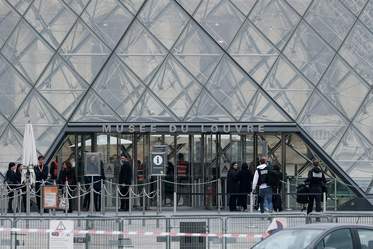 Louvre po ropu: vrnitev obiskovalcev, preiskava škode in iskanje ukradenih draguljev