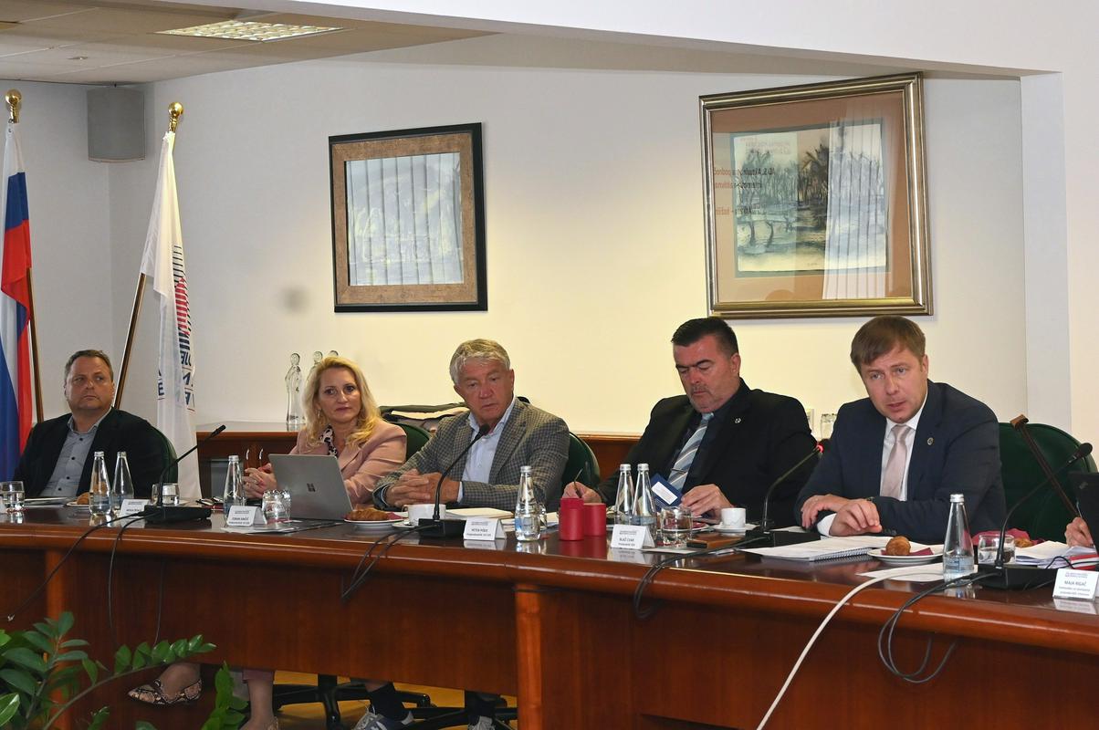 OZS za prostovoljno božičnico, vladi očita delanje razkola med delodajalci in zaposlenimi