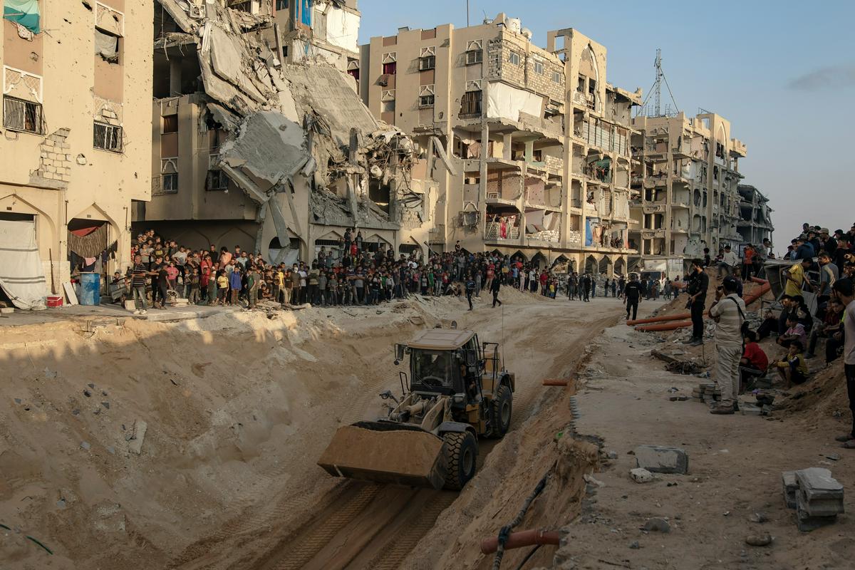 Gaza: Krhko premirje se sesulo, spopadi se nadaljujejo, Hamas predaja trupla talcev.