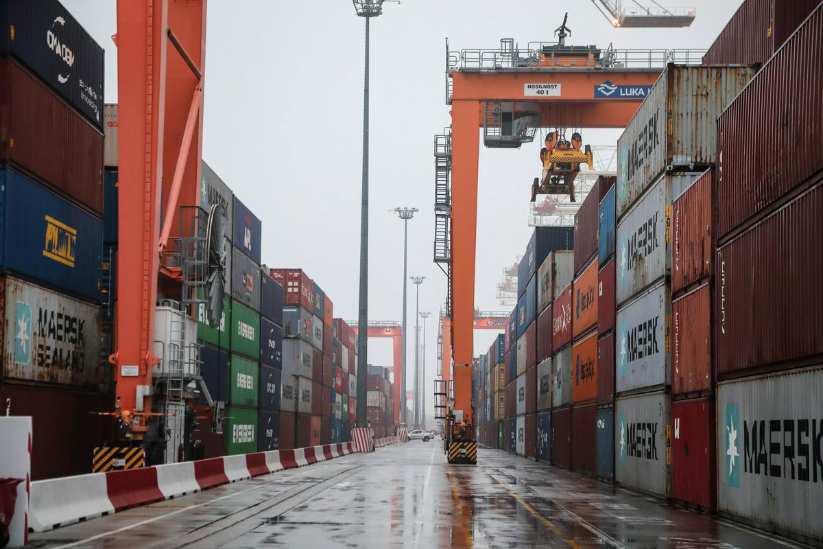 V Luki Koper zaradi težav s Fursovim informacijskim sistemom ustavili promet za tovornjake