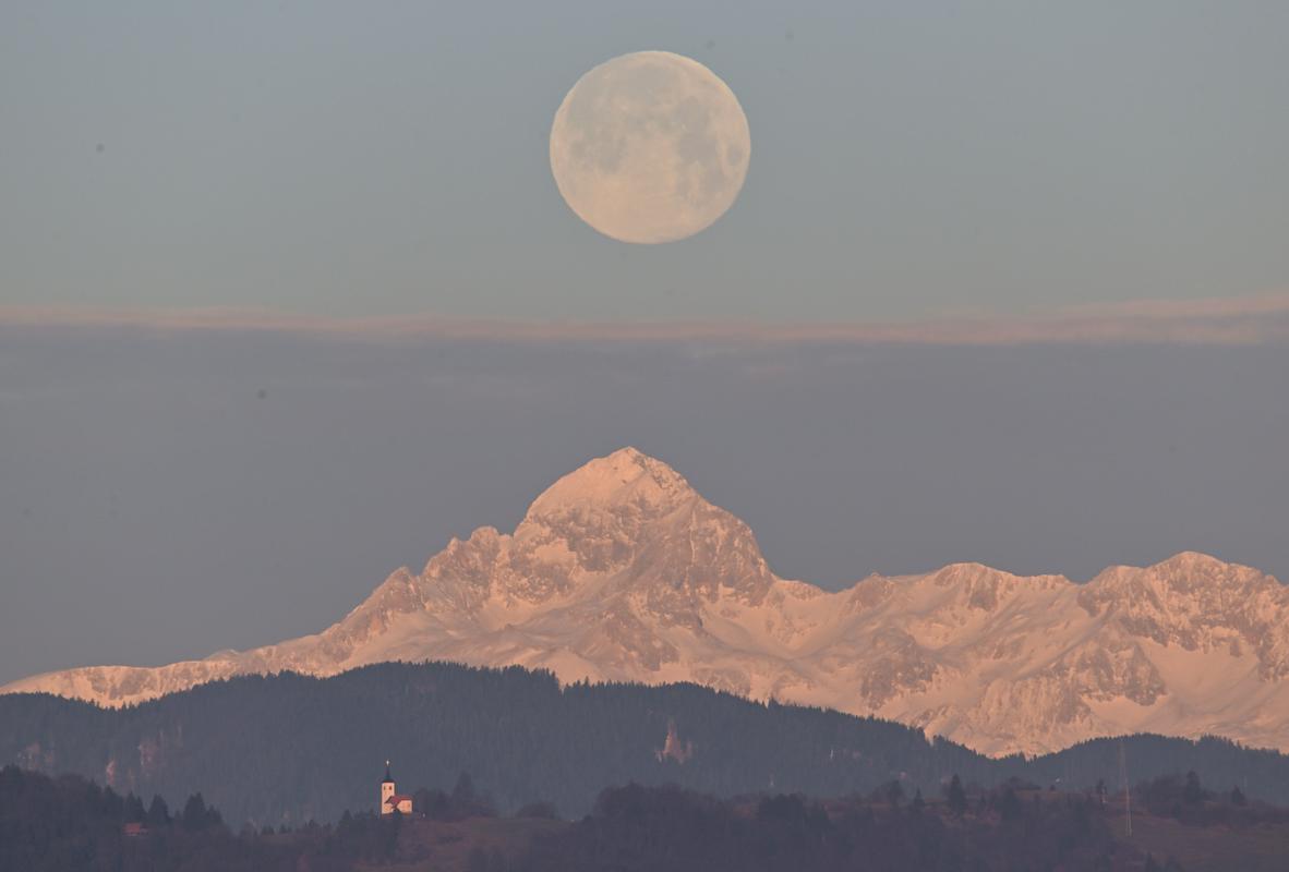 Triglav: Razmišljanja o omejitvah vzponov zaradi preobremenjenosti.