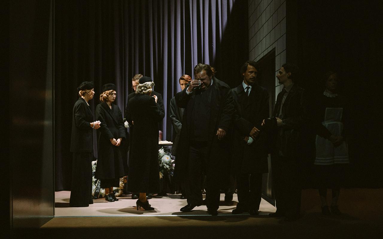 Komedija Pokojnik ter vprašanja pohlepa, povzpetništva, grabežljivosti in dvoličnosti kapitalizma