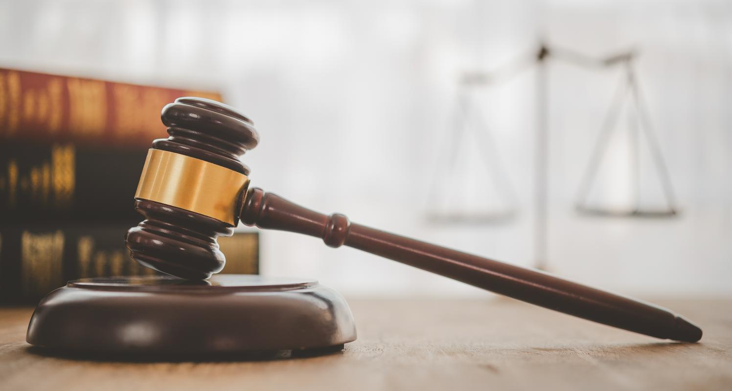 Za posilstva treh hčerk 54-letniku skoraj 20 let zaporne kazni