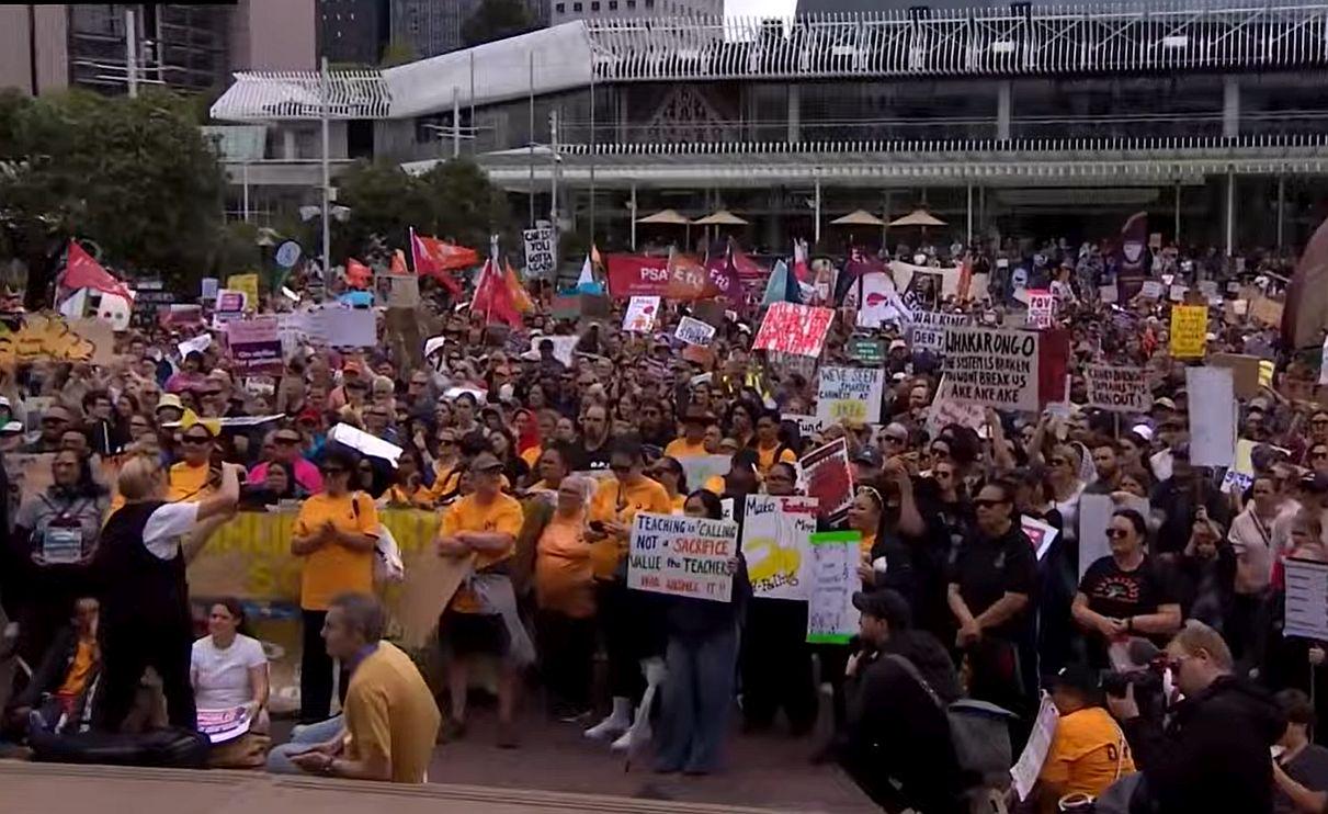 Na Novi Zelandiji množična stavka učiteljev, medicinskih sester, zdravnikov, gasilcev