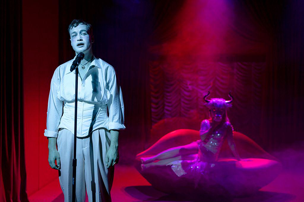 "Škof je torej res tako prismojen … Pesmi s tem ni zatrl." Cankarjeva Erotika zaživi na odru.