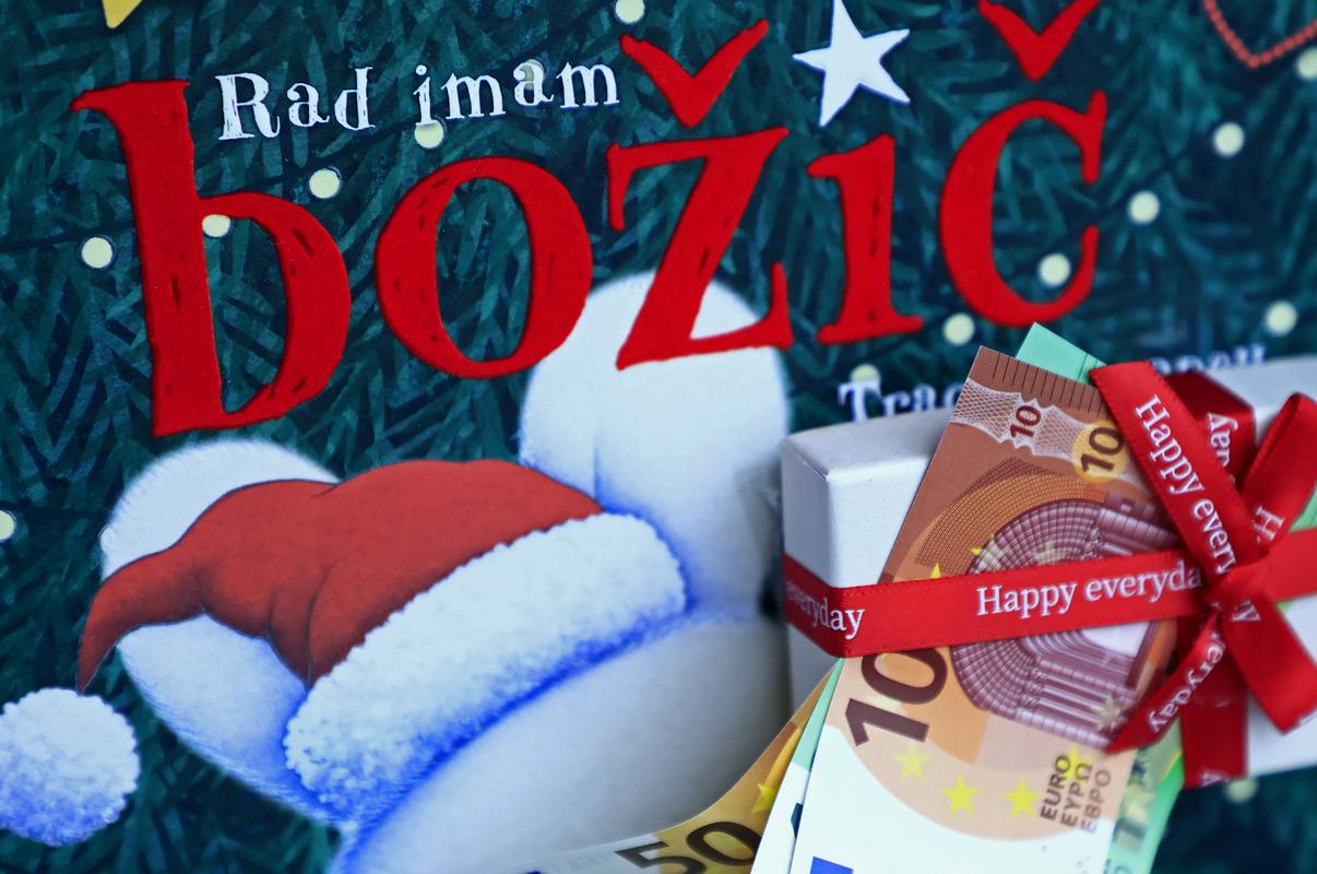 Delodajalci in sindikati nezadovoljni z odzivom ministra Mesca glede obvezne božičnice