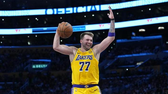 Dončić postal prvi Jezernik, ki je na obeh prvih tekmah dosegel vsaj 40 točk