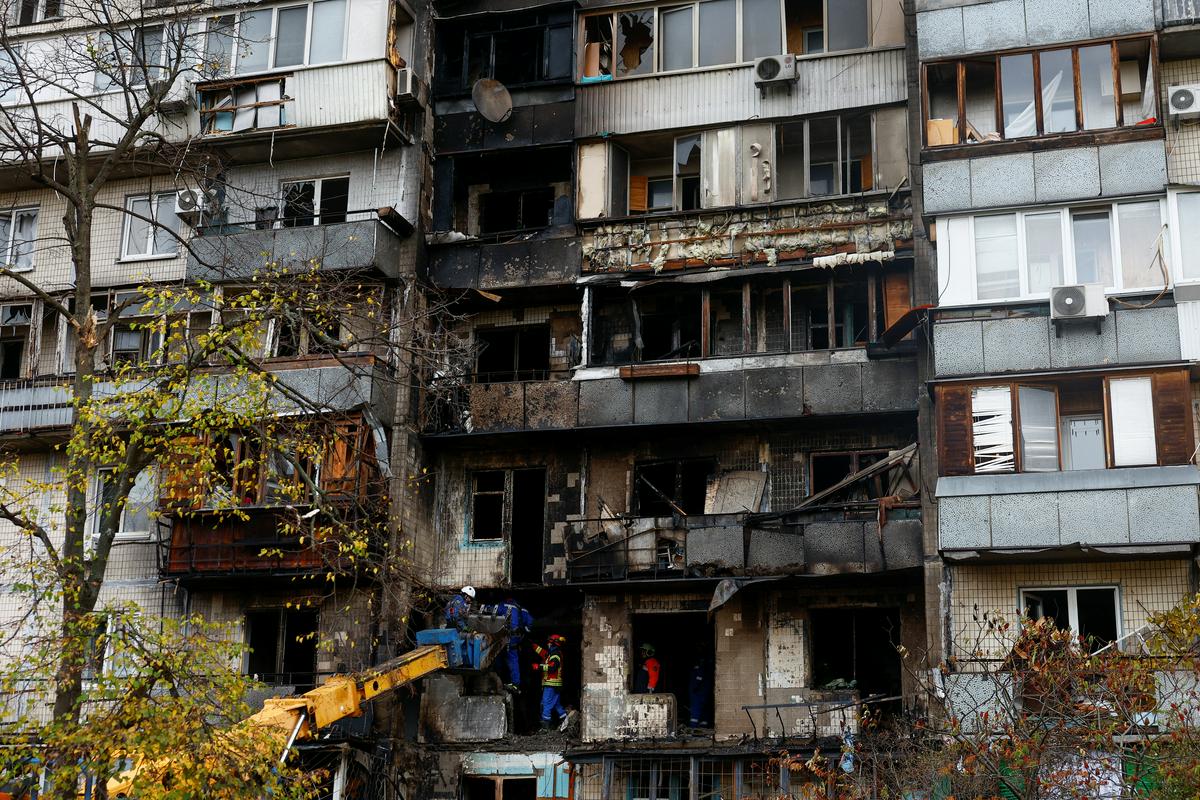 V napadu ruskih dronov v Kijevu trije mrtvi, med ranjenimi tudi šest otrok