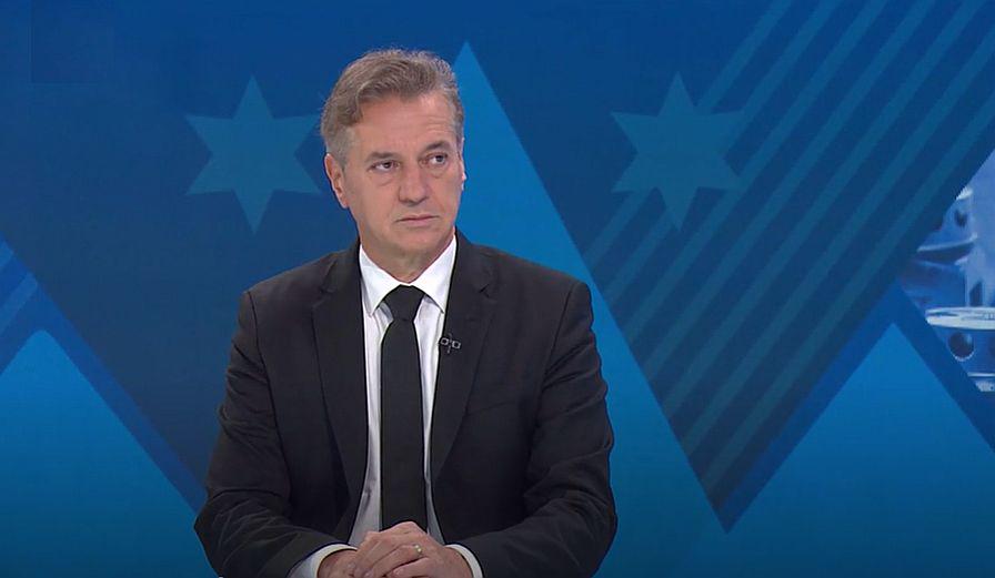 Golob pravi, da bi bil njegov odstop beg od odgovornosti. Napoveduje več pooblastil institucijam.