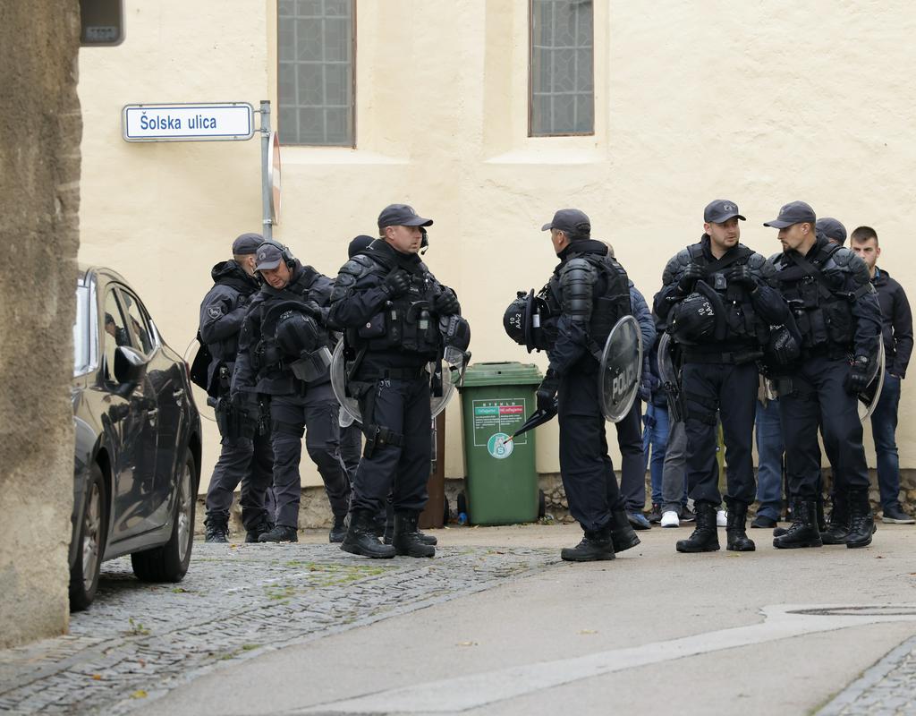 Zapisi iz močvirja: Bodimo tiho!