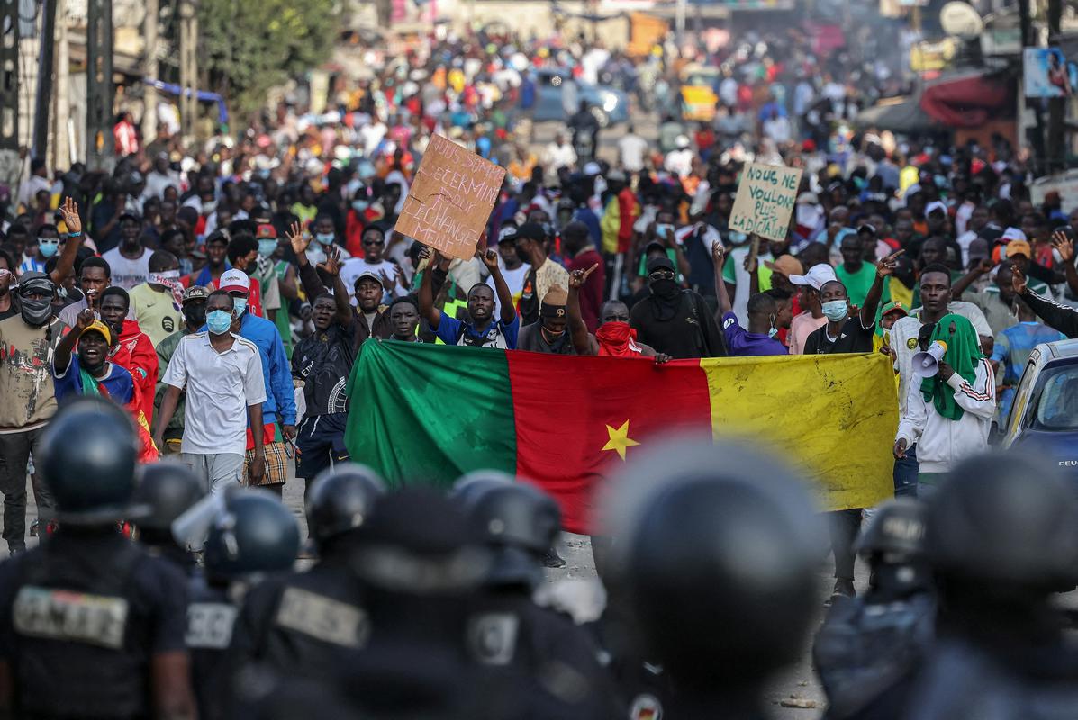 Kamerunskemu predsedniku osmi mandat na čelu države, v protestih ubitih šest ljudi