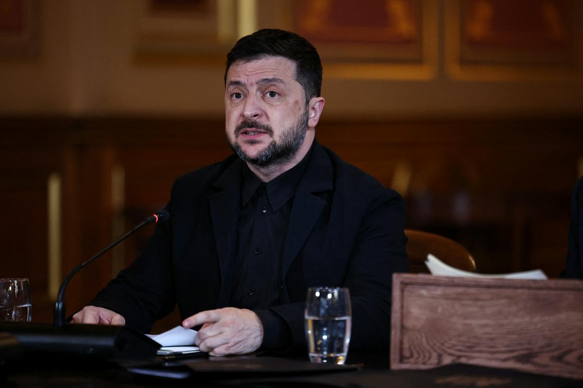 Zelenski potrdil vdor ruskih sil v Pokrovsk. Trumpa poziva k pritisku na Kitajsko.