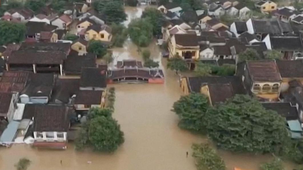 Rekordno deževje v Vietnamu zahtevalo devet življenj