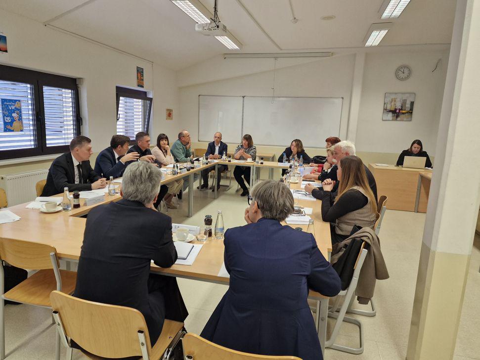 Šolski minister in ravnatelji JV Slovenije razpravljali o varnostnih ukrepih po tragičnem dogodku