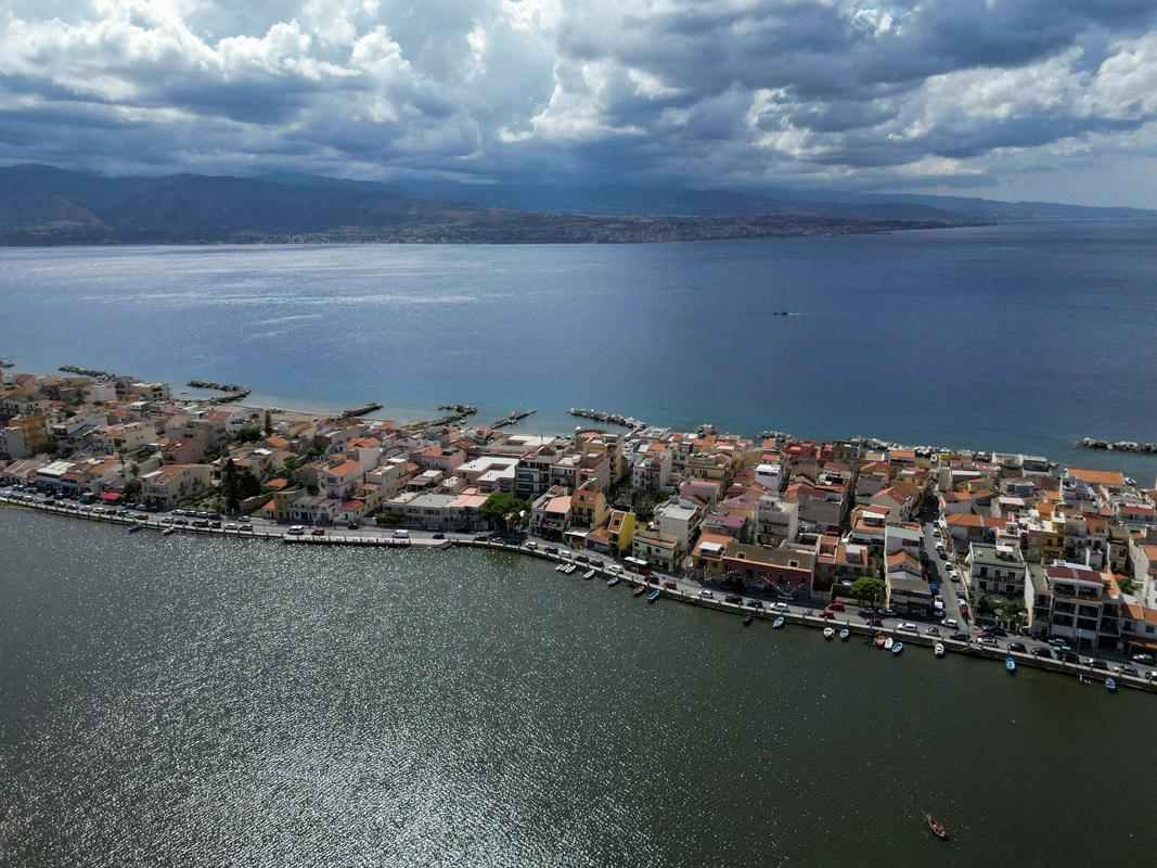 Italijansko sodišče blokiralo načrt za gradnjo mostu na Sicilijo, vlada vztraja pri načrtu