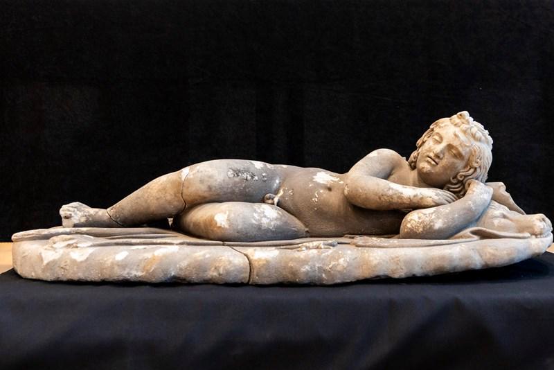 V Pulju odkrili dragocen antični kip spečega Kupida