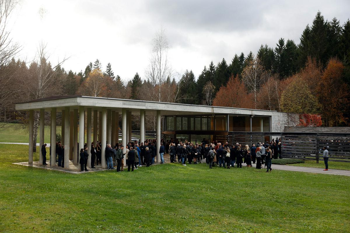 Številni so se na novomeškem pokopališču Srebrniče poslovili od Aleša Šutarja