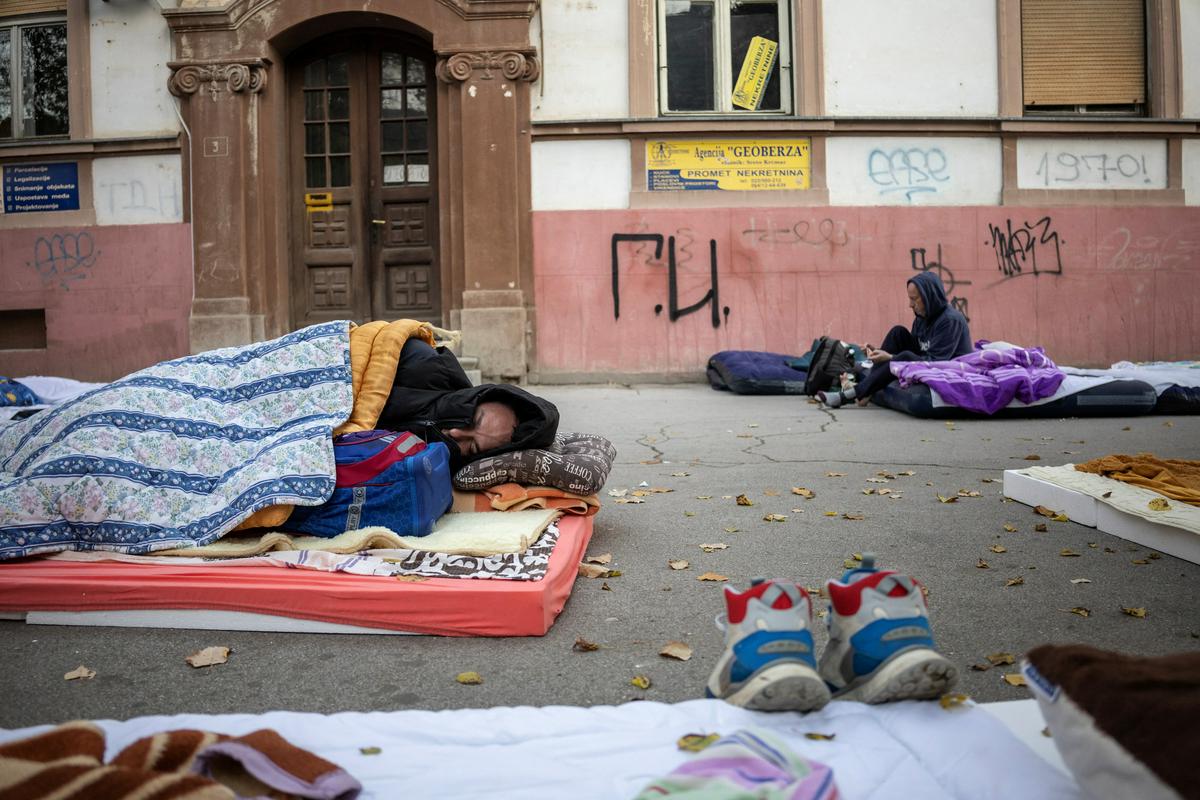 V Novi Sad se pred obletnico zrušenja nadstreška zgrinjajo srbski študenti