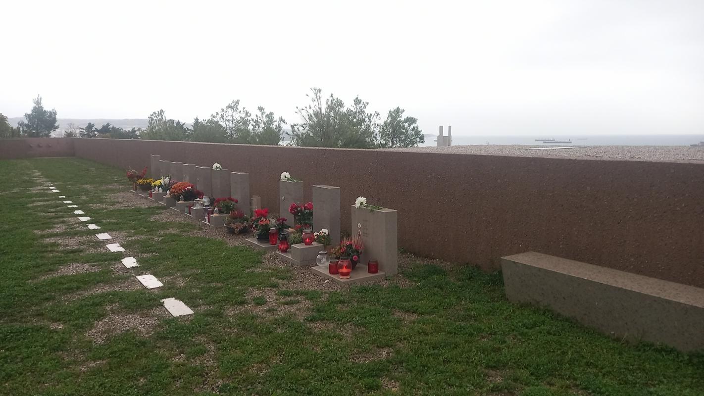 Prvi dan spomina na mrtve na pokopališču v Ankaranu