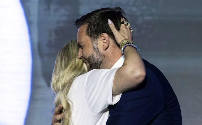 "Pretesni" objem J. D. Vancea in Erike Kirk razburkal javnost