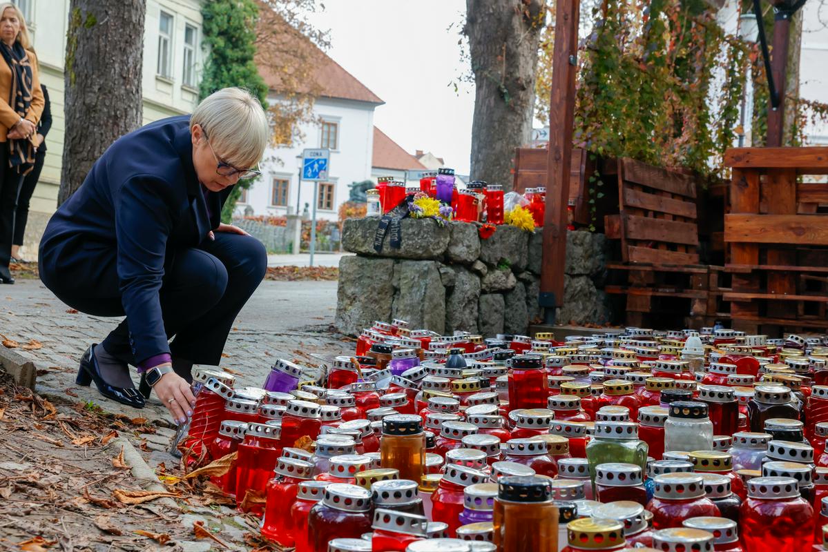 Predsednica v Novem mestu prižgala svečo v spomin na Aleša Šutarja