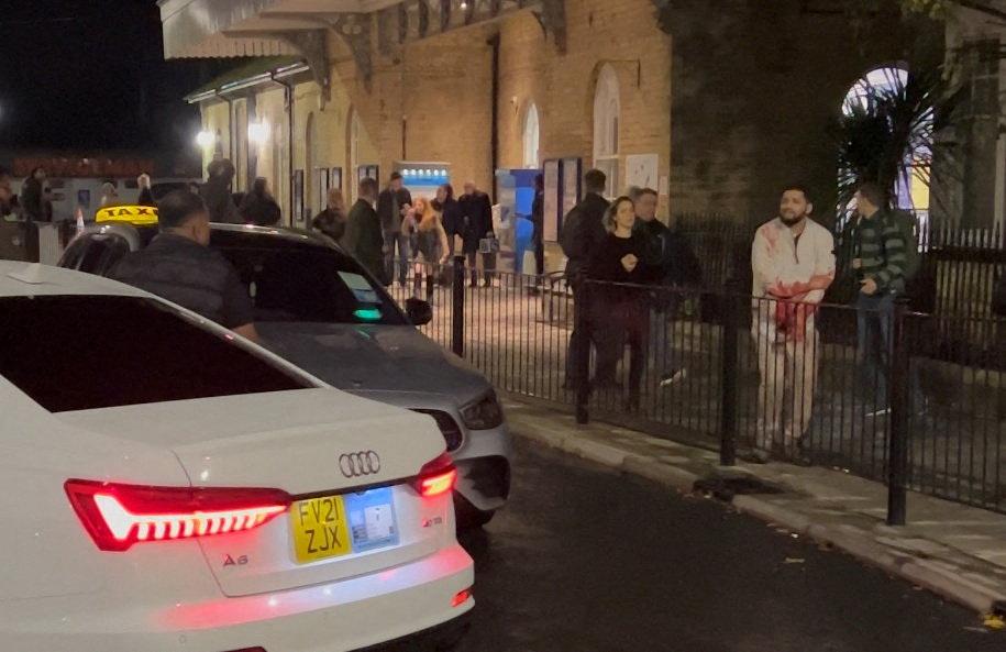 V napadu z nožem na vzhodu Anglije ranjenih deset ljudi. Prijeta dva osumljenca.