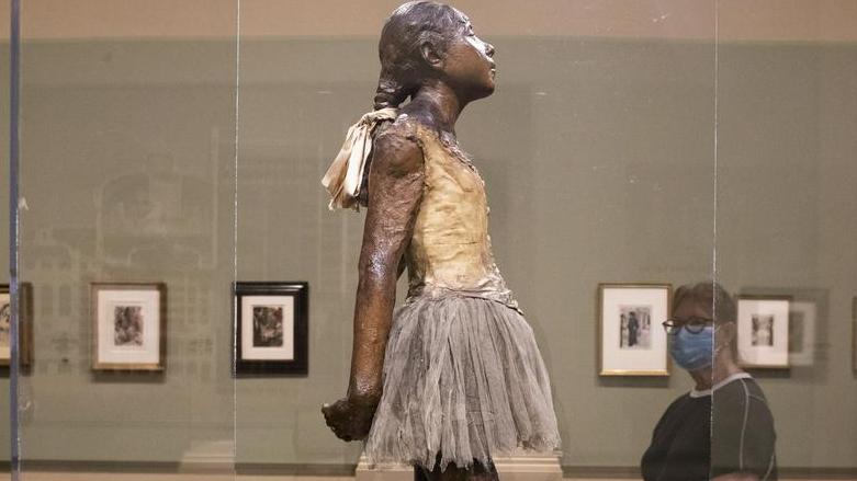 18 mescev zapora za podnebnega aktivista, ki je popacal vitrino z Degasovo plesalko