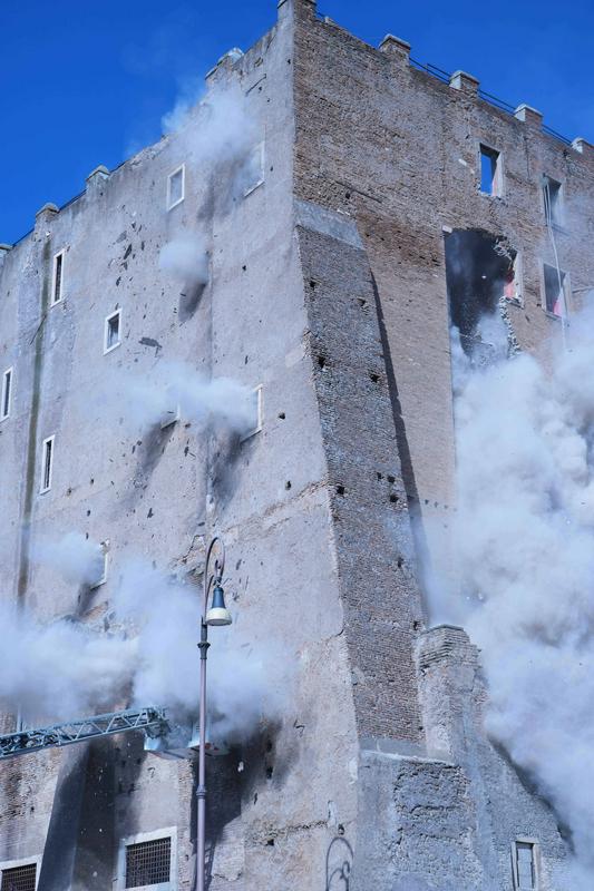 Med obnovitvenimi deli se je zrušil del srednjeveškega stolpa. En delavec je poškodovan, en pa ujet.