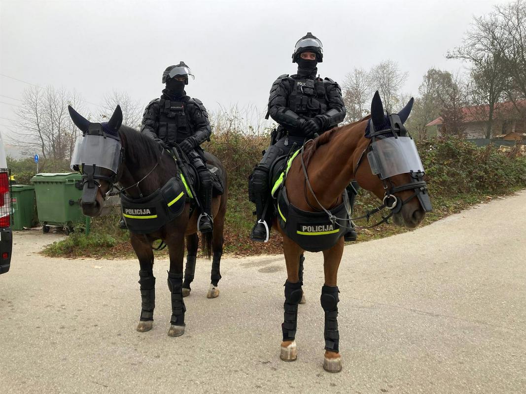 Preiskave romskem naselju Žabjak, zasegli naj bi orožje in strelivo