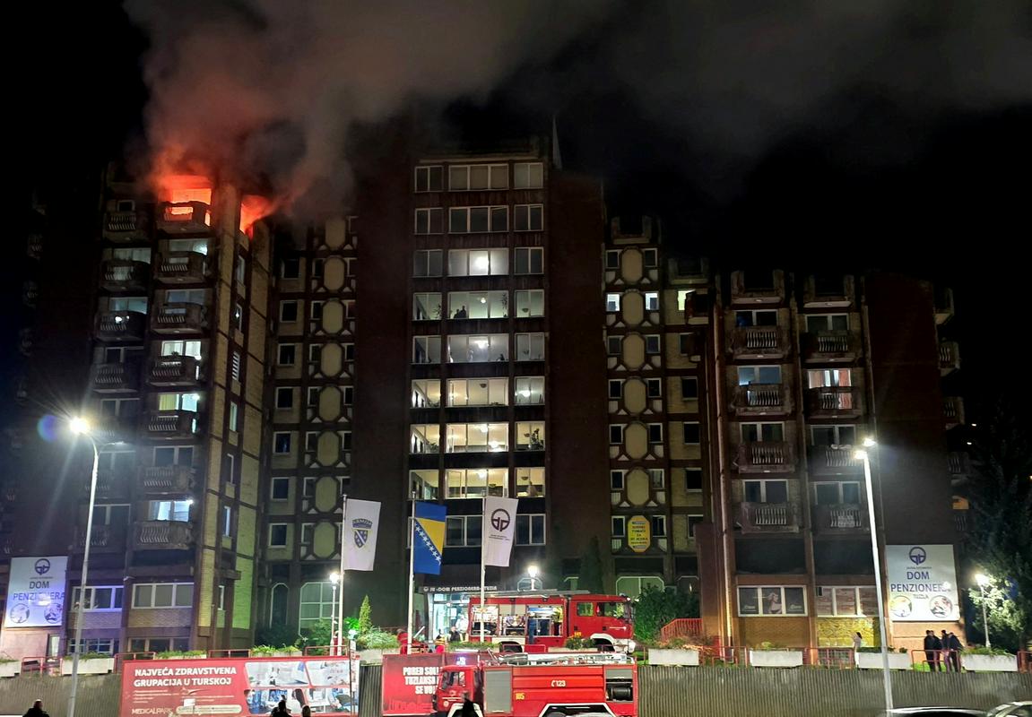 V požaru v domu za starejše v Tuzli umrlo najmanj 10 ljudi, več je ranjenih